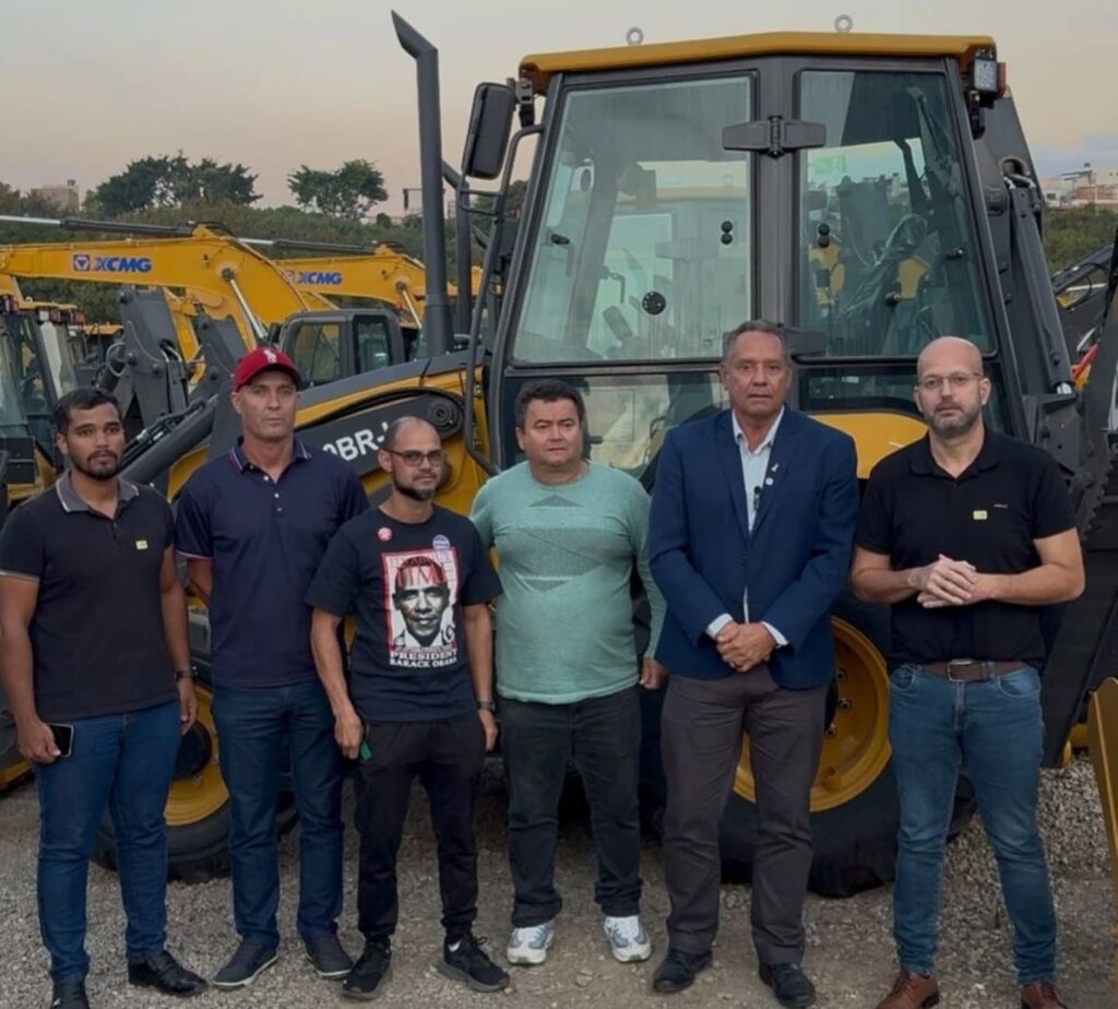 Deputado Marquinho Lemos participa de entrega de 318 máquinas agrícolas do governo Lula 3 alvarenga
